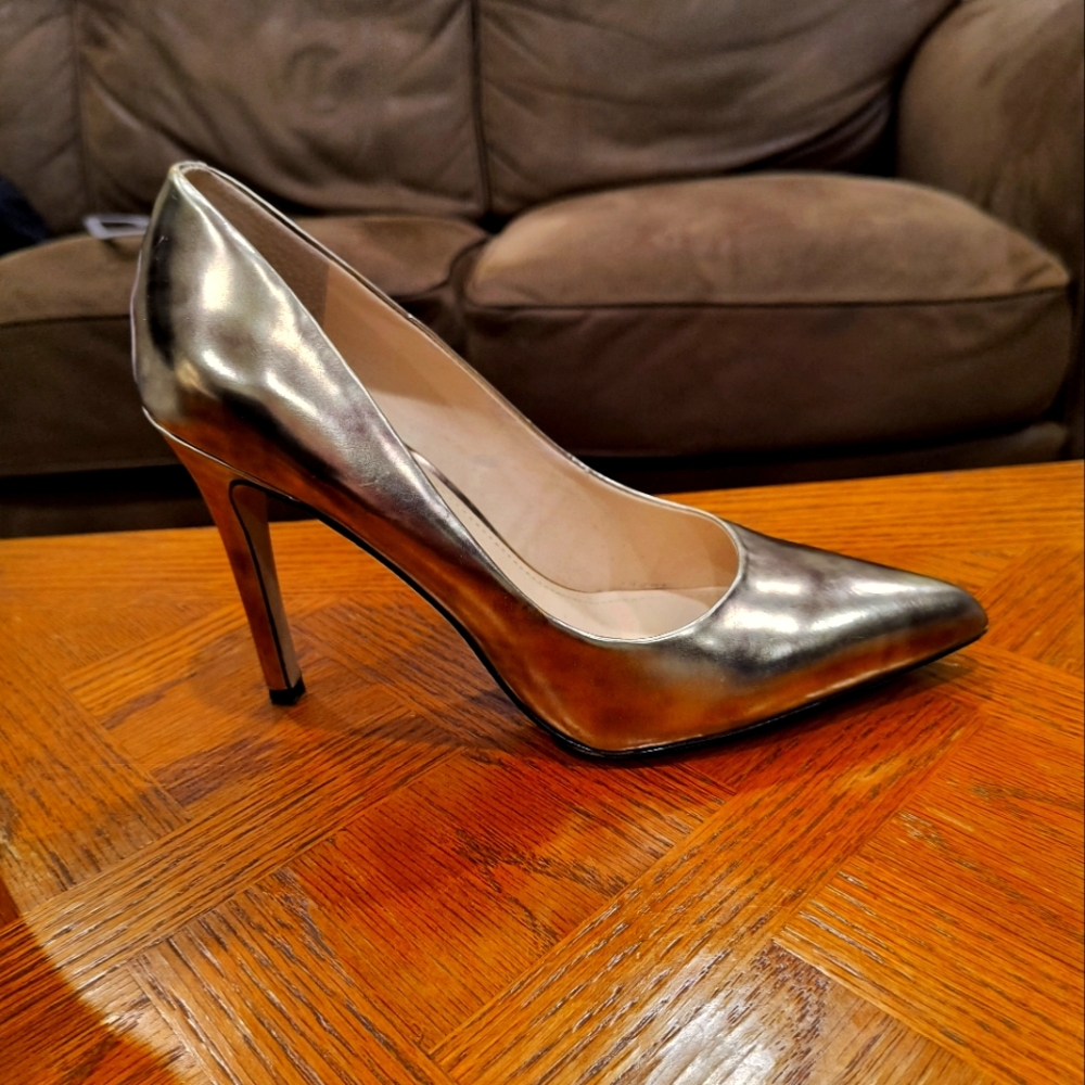 NWOT Vince Camuto Gold Metallic Stilettos